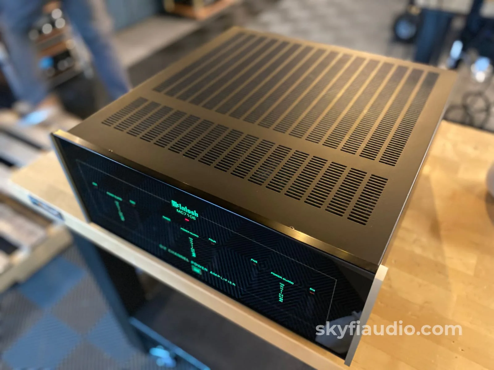 McIntosh MC7106, 6 Channel Solid State Amp w/LED VU Meters, THX Rated - Image 4