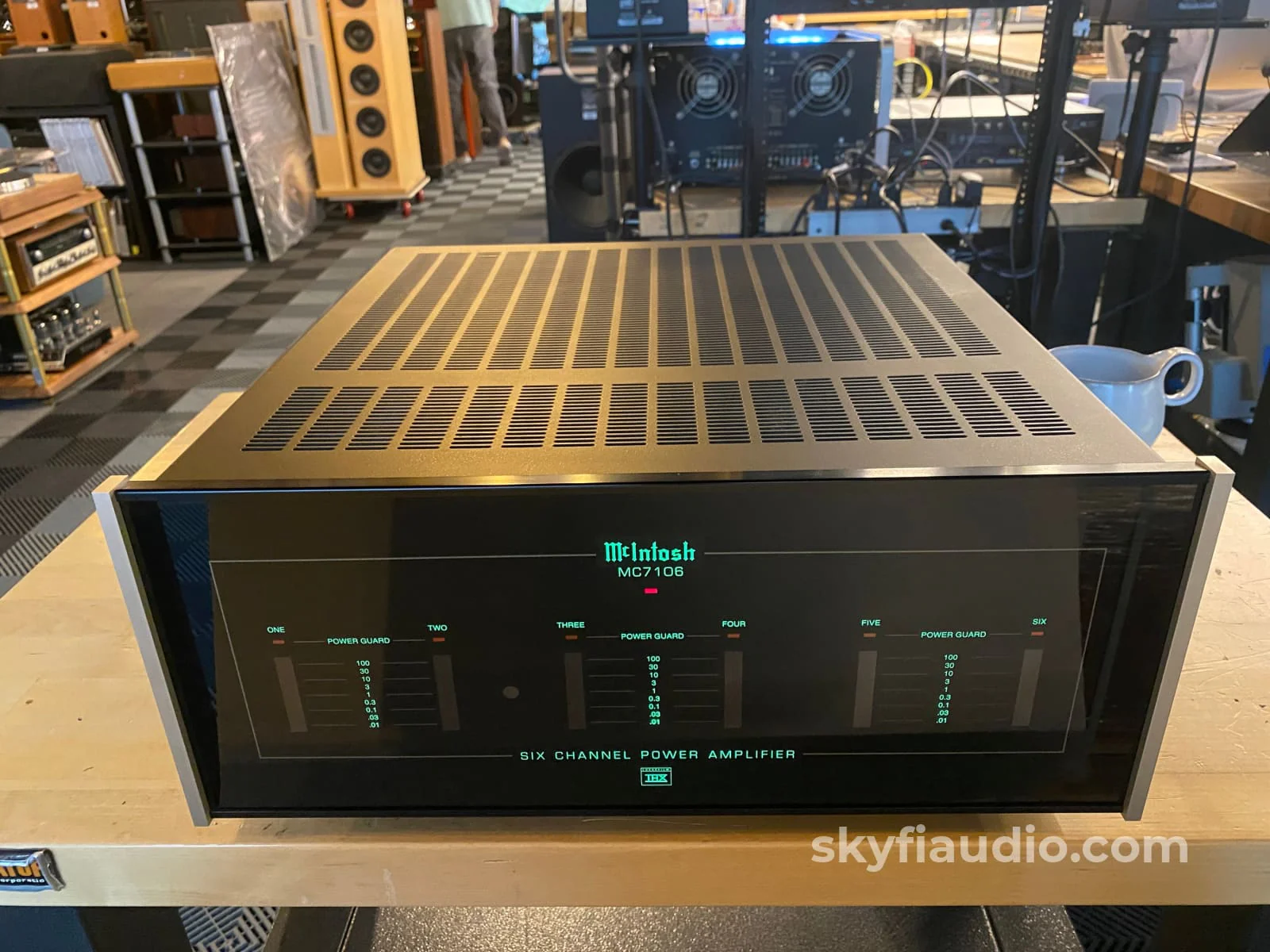 McIntosh MC7106, 6 Channel Solid State Amp w/LED VU Meters, THX Rated - Image 5