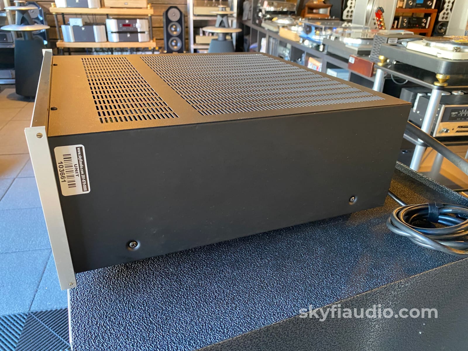 McIntosh MC7106, 6 Channel Solid State Amp w/LED VU Meters, Lucasfilm THX Rated - Image 6